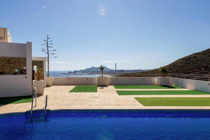 Apartamento para 4 personas, con balcón además de vistas y piscina en Carboneras