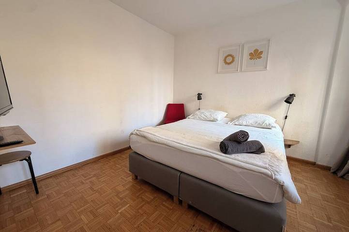 Entire apartment, Central 2 bedroom apartment in heart of Eaux-Vives in Eaux-Vives, Genève