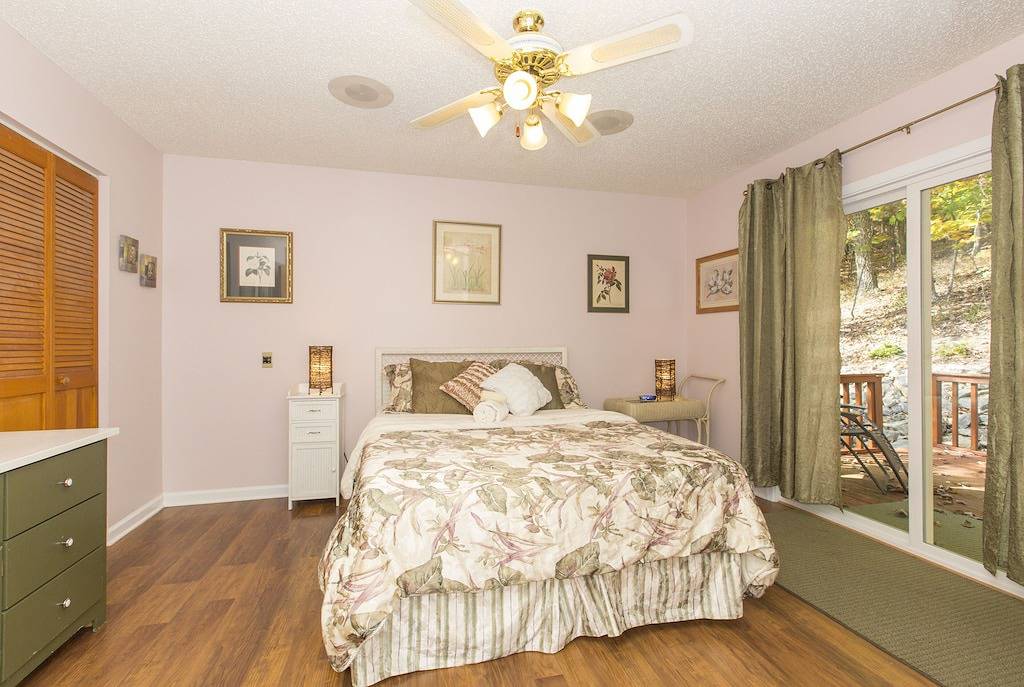 Welcome to the Nut House in Massanutten, Blue Ridge Mountains