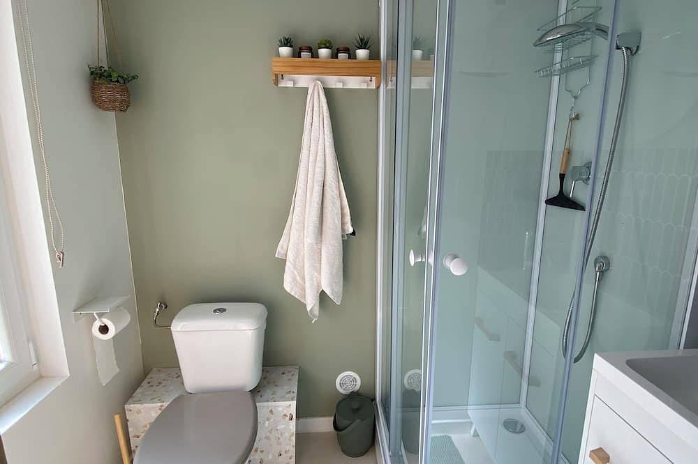 Entire apartment, Cosy new studio with private courtyard in Bourg-Saint-Andéol, Privas