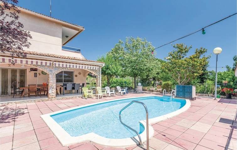Poolside Retreat: 180m² w/terrace & WiFi in Tordera, Maresme