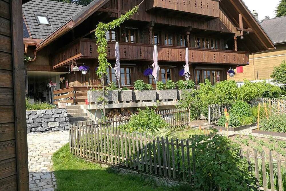 Geheel appartement, Ruim penthouse met een prachtig uitzicht op de bergen en het meer: Ackaert - Top van Thun in Thun, Meer van Thun