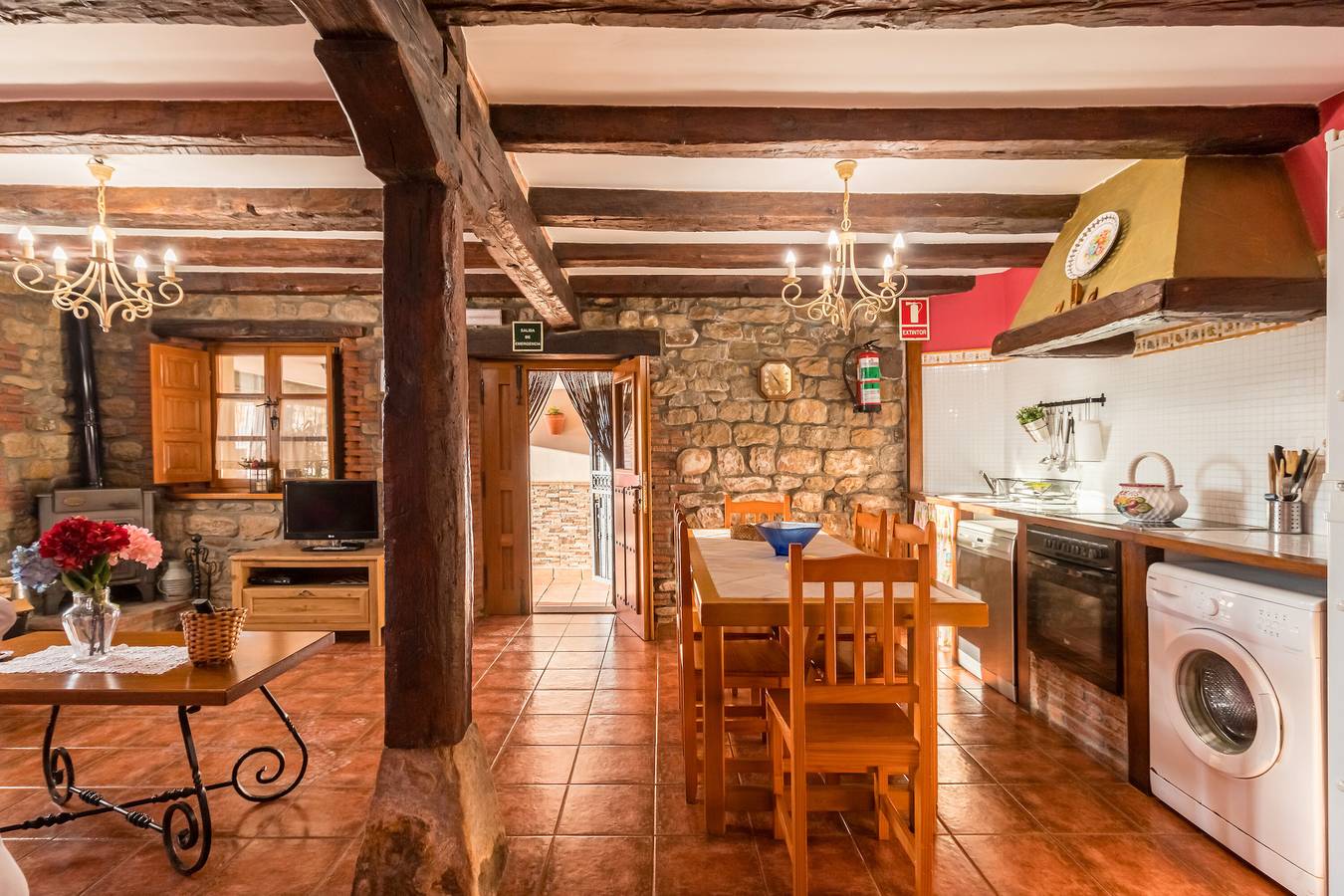 Ganze Wohnung, Ferienwohnung 'Juntana 1' mit Bergblick, Gemeinschaftsterrasse und Wi-Fi in Villacarriedo, Cordillera Cantábrica