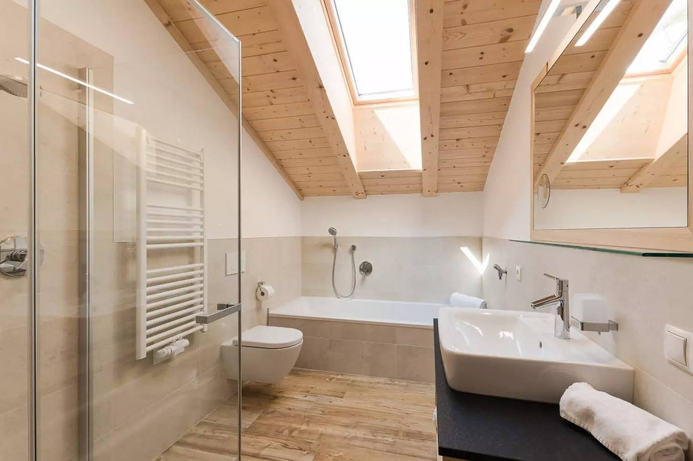 Entire apartment, Holiday Apartment 'Natur Suite Edelweisshof Tony' with Mountain View, Shared Garden & Wi-Fi in Gufidaun, Klausen