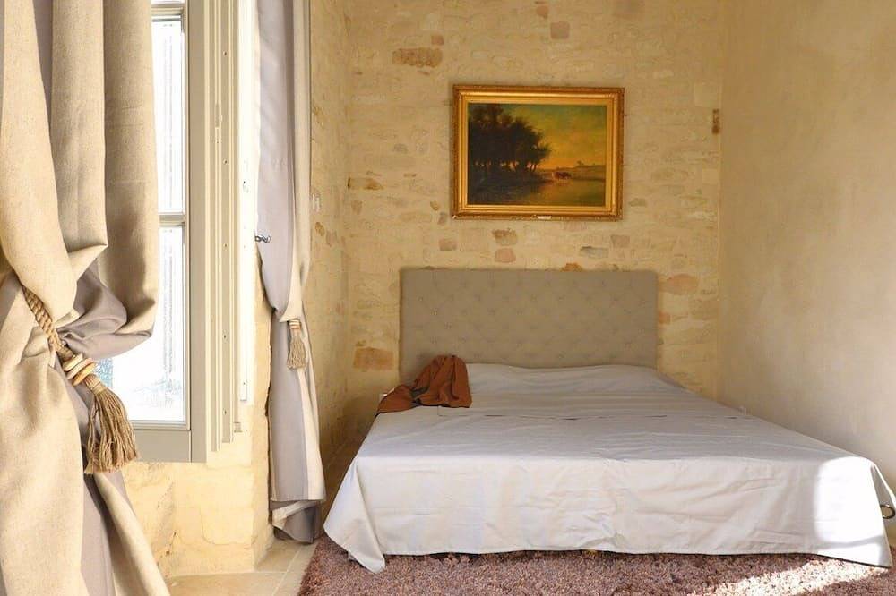 Centre historique: Maison 18ème avec cour et bassin. Prest. haut de gamme. 2 ch in Uzès, Région de Nîmes