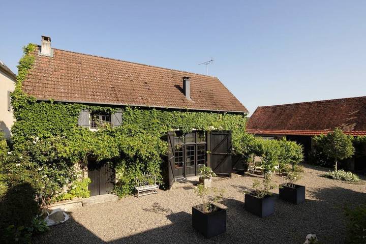 Location de vacances pour 8 personnes, avec vue ainsi que piscine et jardin dans Saint-Dizier-la-Tour