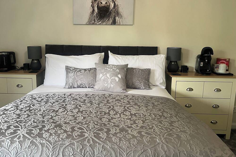 Guest Suite  10 mins from Nc500 route! Private guest entrance En-suite Room only in Strathpeffer, Highlands