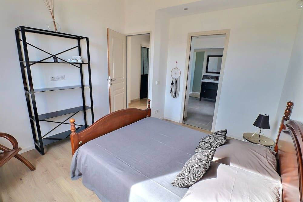 Villa Contemporaine Avec Piscine, au Coeur et au Calme du Vignoble in Bédarrides, Vaucluse