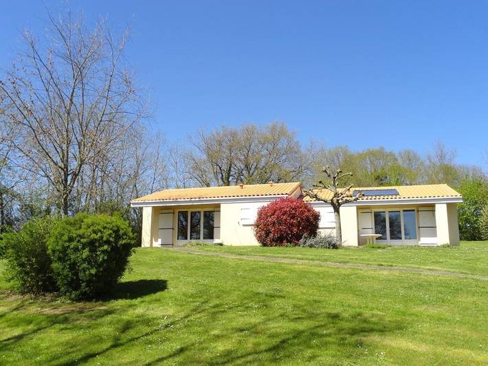 Location de vacances pour 6 personnes, avec jardin et piscine à Prailles - 2