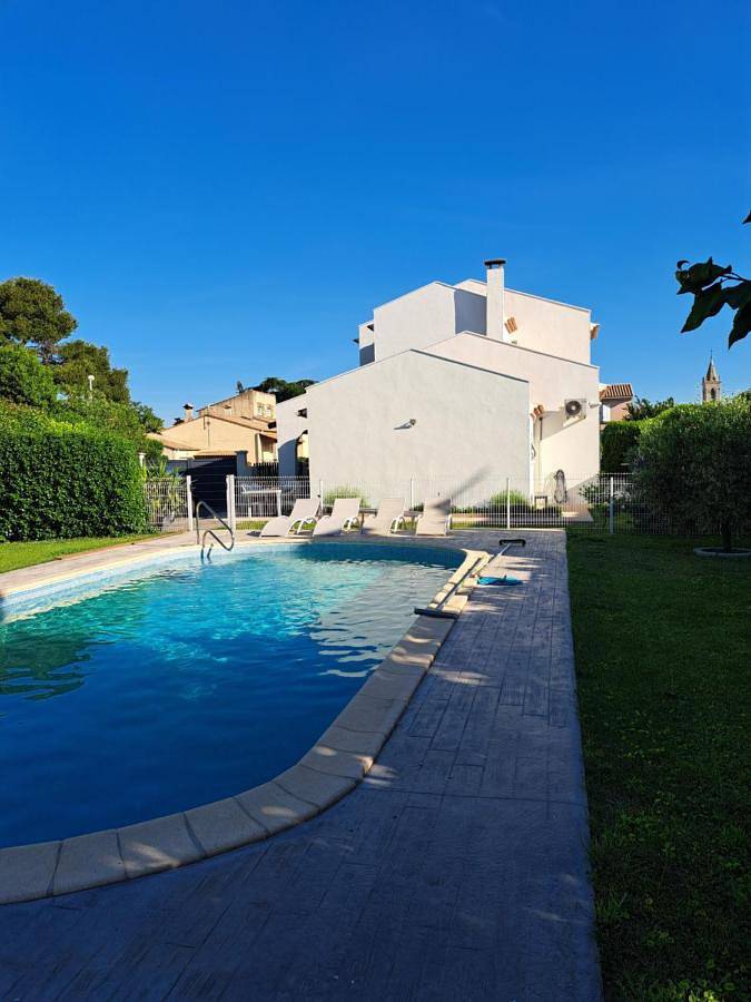 Location de vacances pour 10 personnes, avec vue ainsi que jardin et piscine, animaux acceptés à Garons - 4