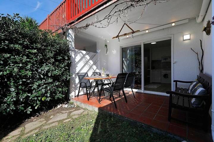 Appartement de vacances pour 4 personnes, avec jardin ainsi que terrasse et piscine