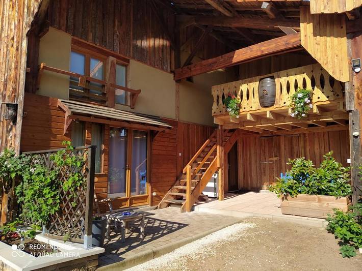 Gîte pour 4 personnes, avec Terrasse ainsi que Jardin et Vue à Ambierle