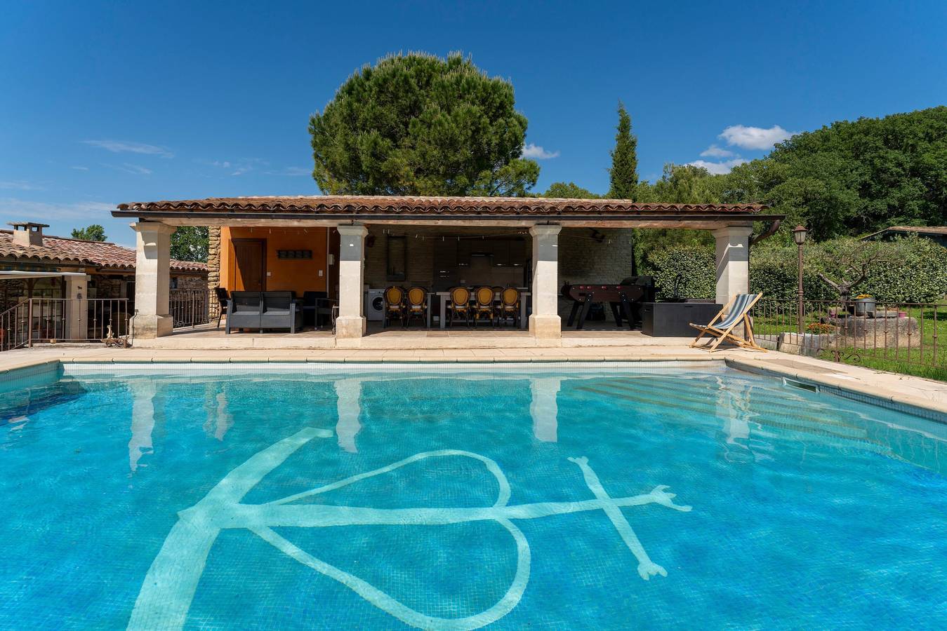 Villa 'Bastide Les Basses Royères' mit Bergblick, Wlan und Klimaanlage in Robion, Regionaler Naturpark Luberon
