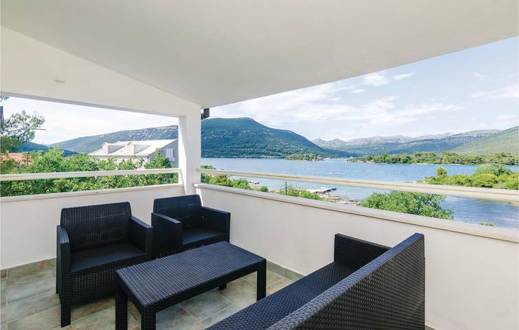 Ganze Ferienwohnung, Gemütlich, nur 1 km von der Küste entfernt: Moderne Wohnung mit Terrasse und Parkplatz in Ston in Ston, Dubrovnik-Neretva