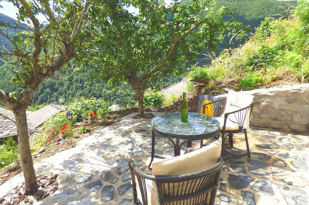 Entire apartment, Cozy apartment with rural charm at La Viliella in Cangas del Narcea, Naturpark Fuentes del Narcea, Degaña e Ibias