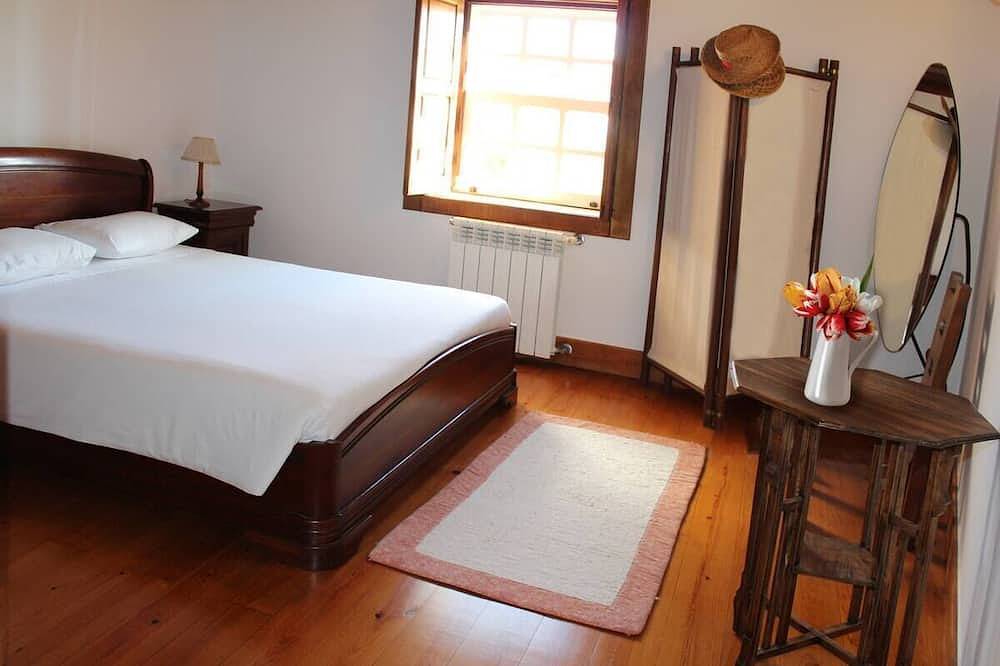 House of the three boys in Monte Córdova, Distrito de Porto