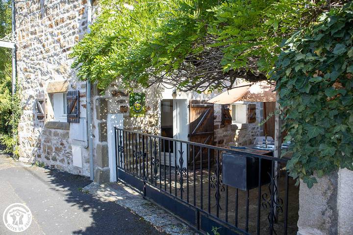 Gîte pour 2 personnes, avec Terrasse ainsi que Jardin et Vue à Authezat