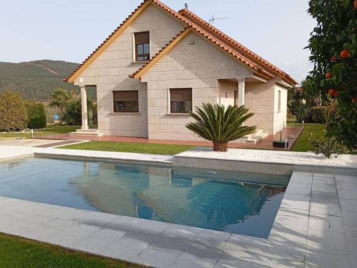 Casa de vacaciones para 6 personas, con jardín además de piscina y vistas en Galicia