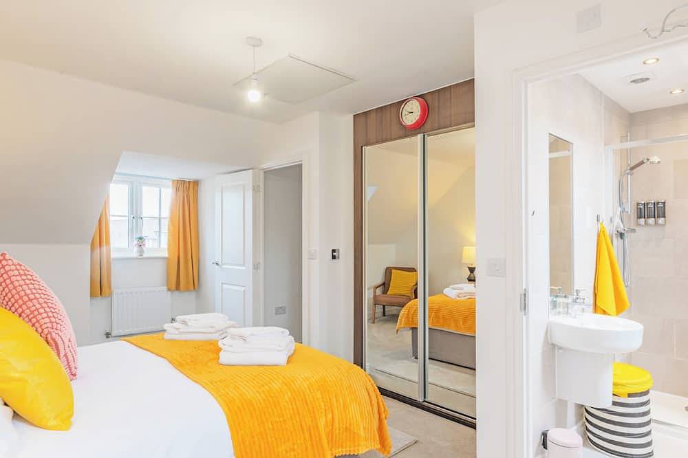 Clean & Cozy | Work, Relax & Stay | Fully Equipped + Smart Lock + 2 Parking in Aylesford, Kent