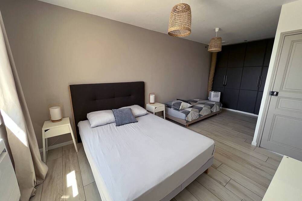 Near Nîmes, spacious villa with A/C, nice swimming pool, pets allowed (1). in Garons, Nimes region