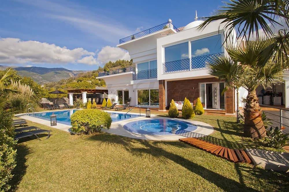 New luxury villa, 5 bedrooms, 5 bathrooms, private pool in Canillas de Albaida, Málaga Province