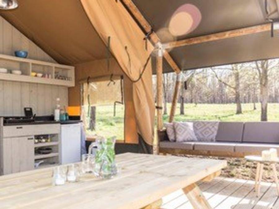 Camping le Pont de Mazerat - Tente en toile et en bois 4 personnes - New 2023 Lodge Safari : une tente esprit glamping avec sanitaire et grande terrasse in Tamniès, Périgord Noir