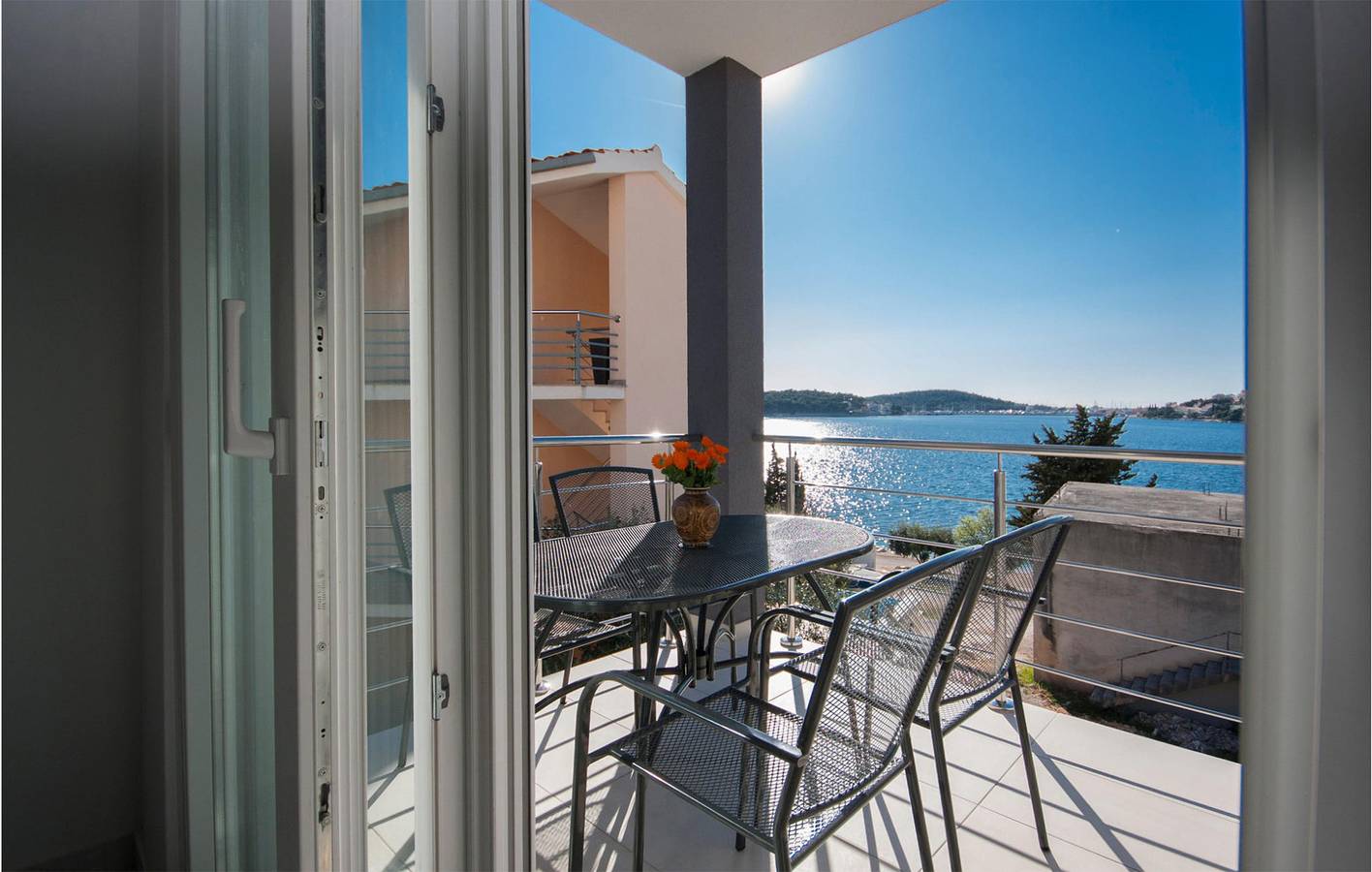 Appartamento intero, Accogliente appartamento con terrazza e Wi-Fi, a 1 km dalla spiaggia! in Razanj, Šibenik-Knin