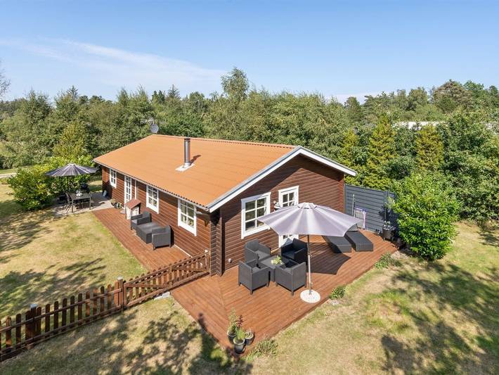 Ferieudlejning for 6 personer, med terrasse i Helberskov