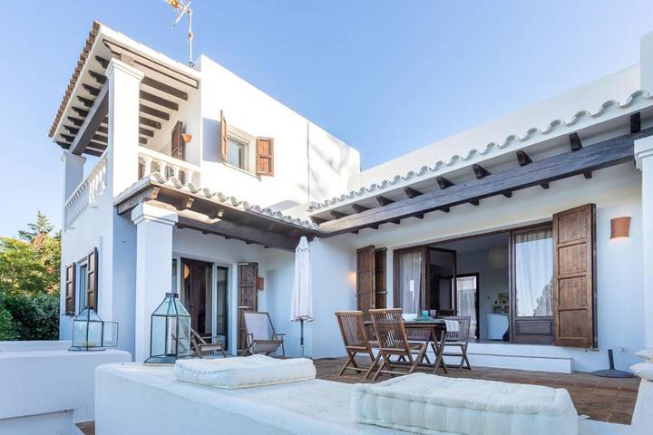 Ferienhaus für 7 Personen, mit Balkon und Terrasse sowie Garten und Ausblick in Platja es Figueral