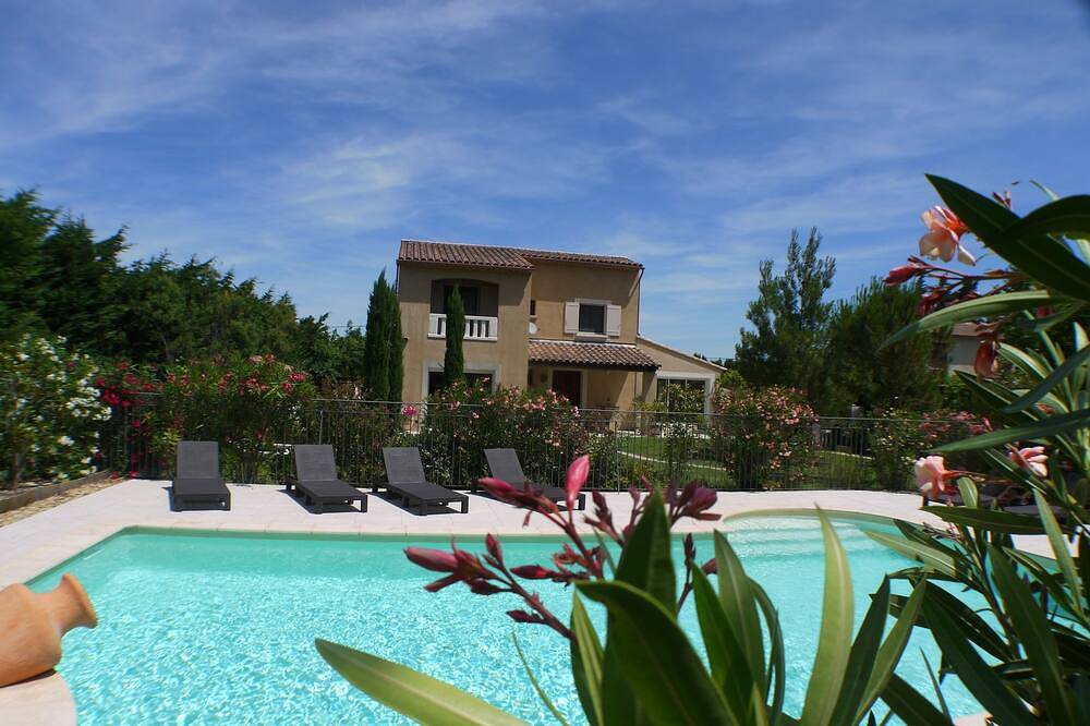 Maison avec jardin, quartier résidentiel, calme, tranquilité et confort. in Rochefort-du-Gard, Région de Nîmes