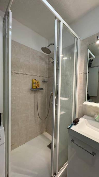 Gîte pour 4 personnes, avec terrasse ainsi que vue et piscine dans Plage Magnan - 4