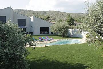 Gîte pour 4 personnes, avec terrasse ainsi que jardin et piscine à Puyloubier