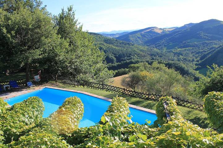 Agriturismo per 2 persone, con terrazza e giardino nonché idromassaggio, con animali domestici in Urbino