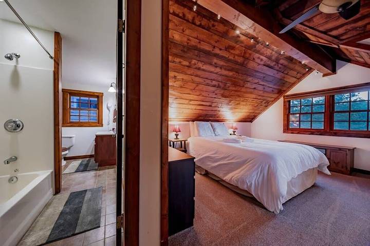 Vacation apartment for 8 people, with yard in Estes Park