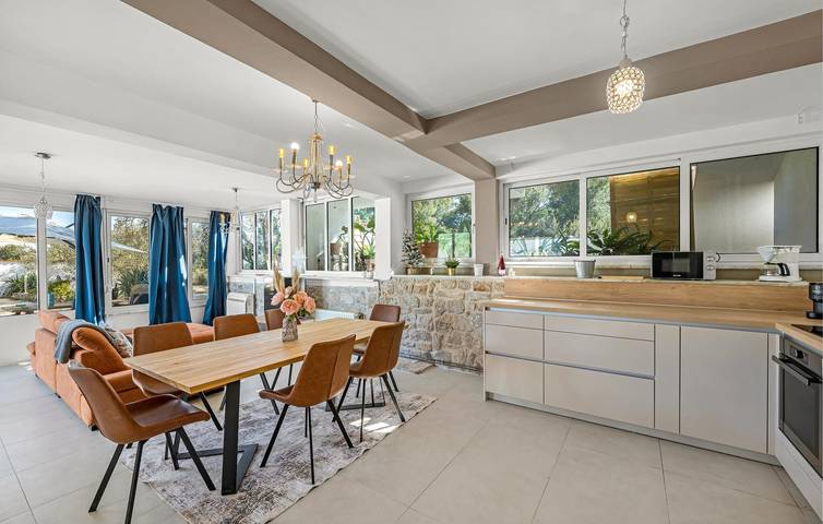 Ganze Ferienwohnung, Gemütlich, 2 km vom Strand entfernt: WLAN, Pool, Parkplatz und Terrasse! in Tisno, Murter