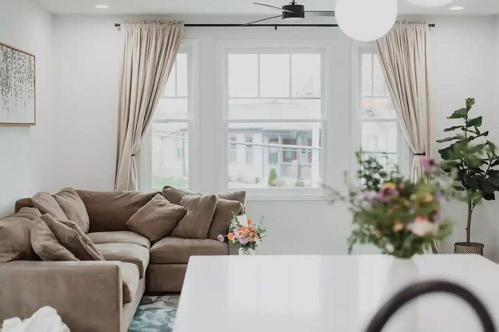 Ganze Wohnung, Modern Downtown Indy Apt - King Bed, Patio & Cute Flower Shop Below in Indianapolis, Indiana