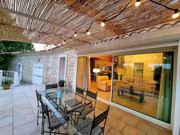 Location de vacances pour 8 personnes, avec vue et jardin à Marsillargues