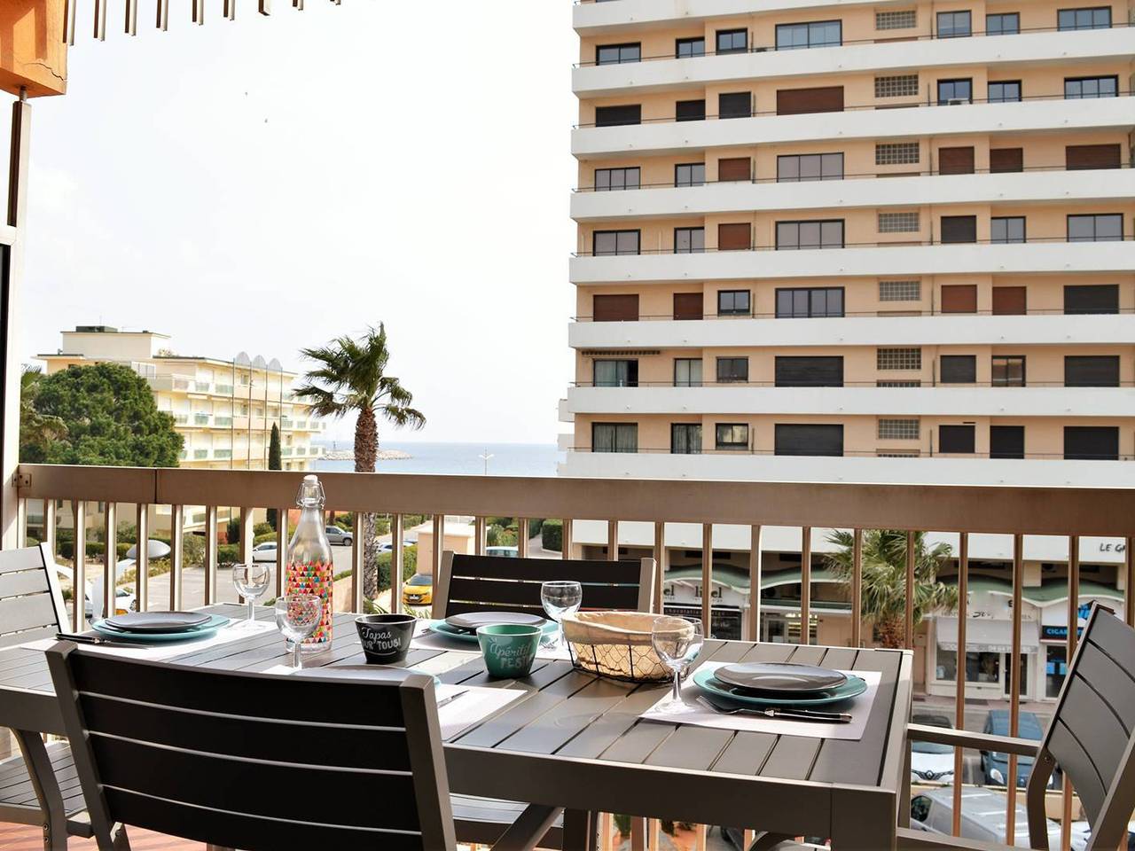 Ganze Wohnung, Studio charmant avec terrasse, parking privé, aperçu mer, centre-ville et plage à pied in Le Lavandou, Toulon Region