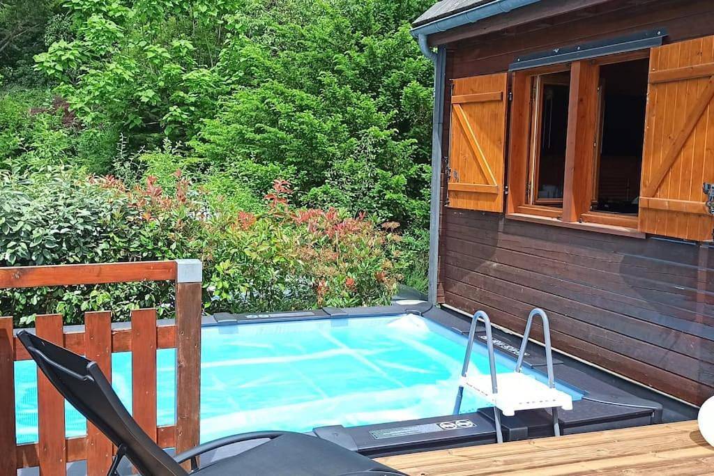 Le Chalet du lac avec spa et piscine privés pour le printemps et l'été et poêle à bois réconfortant en hiver in Beaulieu, Parc naturel régional des Volcans d'Auvergne