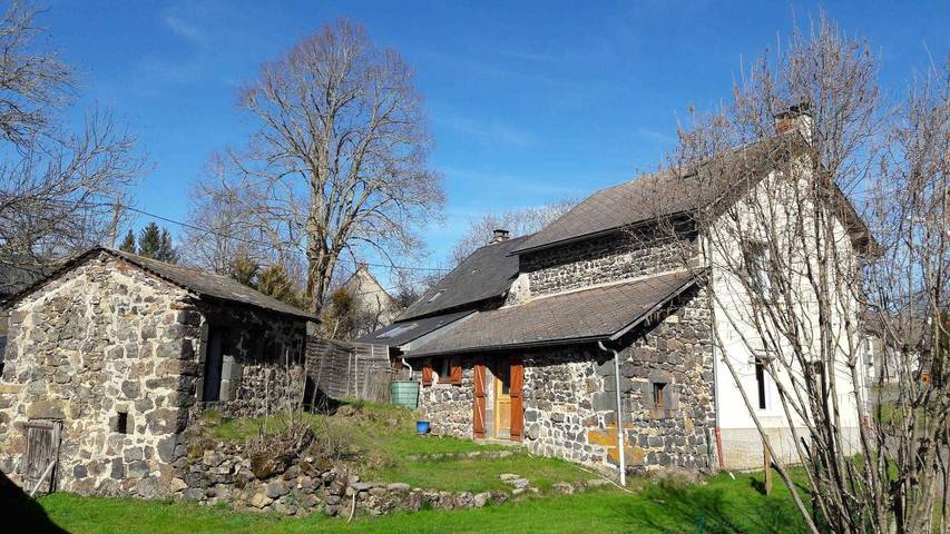 Gîte pour 6 personnes, avec jardin, animaux acceptés à Olby