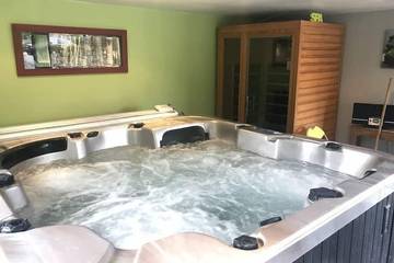 Gîte pour 2 personnes, avec jardin et sauna ainsi que terrasse et jacuzzi à Lannebert