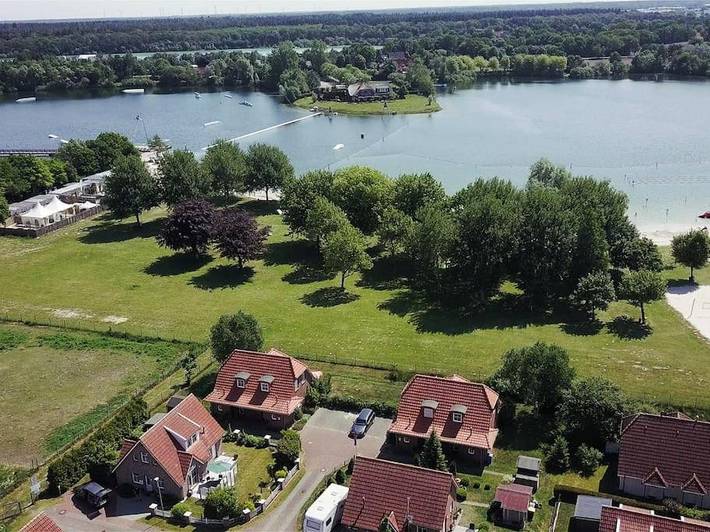 Ferienwohnung für 4 Personen, mit Terrasse und Garten sowie Sauna und Seeblick in Aurich