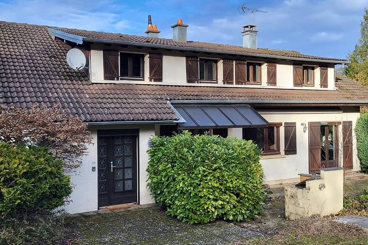 Gîte pour 5 personnes, avec jardin à Évette-Salbert