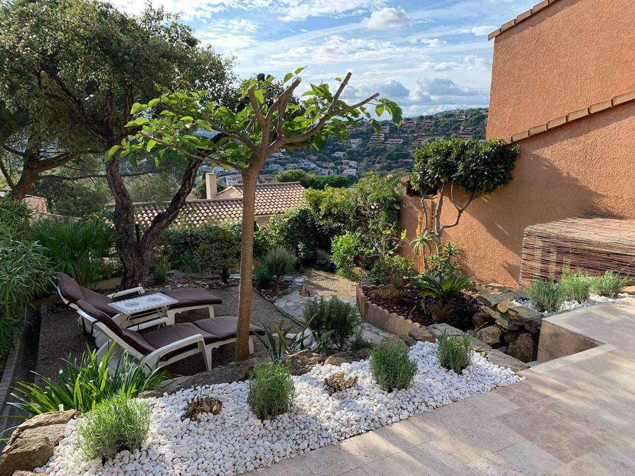 Appartement de vacances entier, Maison 4 pièces climatisée - 6 personnes - Résidence avec piscine, terrain de tennis et terrain de pétanque. in Le Lavandou, Région de Toulon