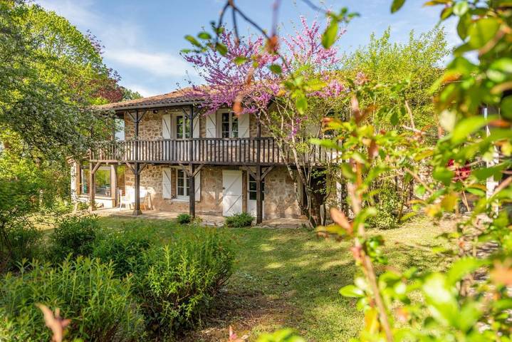 Location de vacances pour 7 personnes, avec Balcon et Terrasse ainsi que Jardin et Vue à Planioles