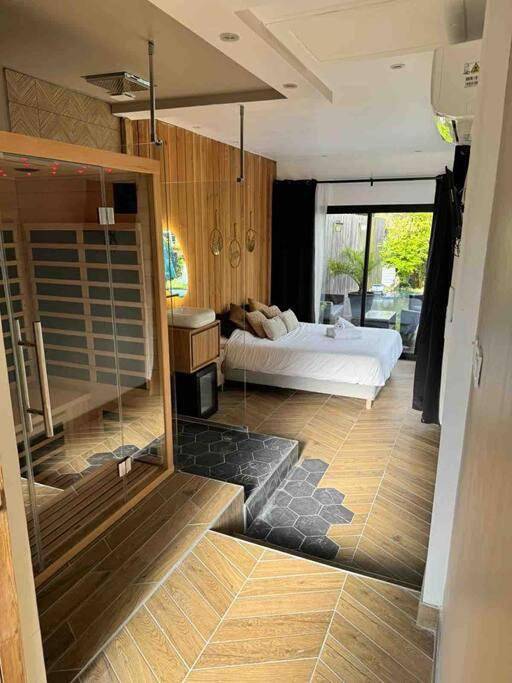 Location de vacances pour 2 personnes, avec Jacuzzi et Terrasse ainsi que Jardin et Piscine à Les Ormes