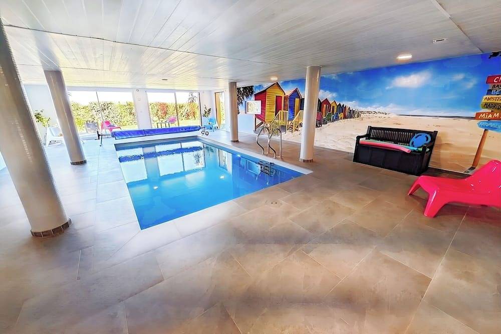 Grande Maison avec Piscine intérieure et terrain de pétanque in Coulombs, Moulins en Bessin