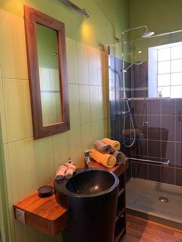 Family Room with Private Bathroom in Poncé-sur-le-Loir, Vallée de la Loire