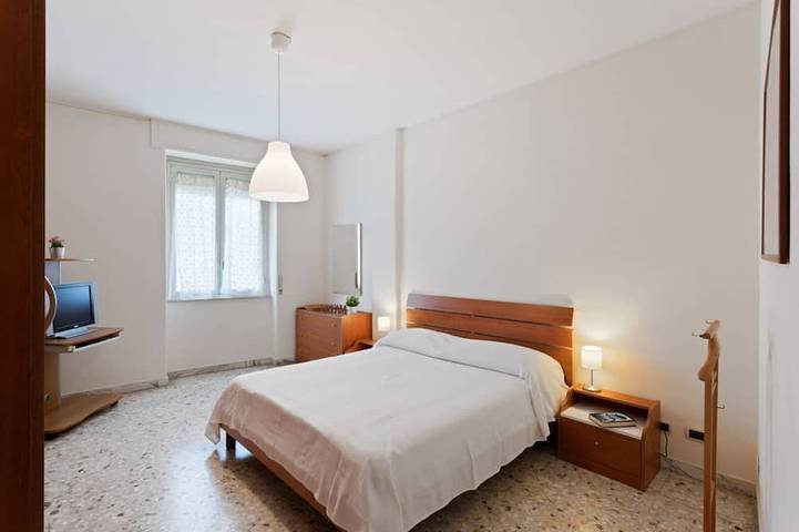 Appartement entier, Guesthost - Comfortable 77 sqm apartment with two balconies (one with sea view), which can comfortably accommodate up to 4 people, located on the third floor of a building without lift. The property is located in Aci Castello, just 11 km from Catania, a in Aci Trezza, Aci Castello