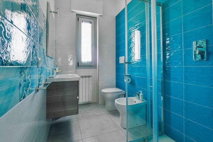 Apartamento entero, Blue Sky Apartment es un apartamento situado en el centro histórico de Meta, recientemente renovado, con aparcamiento privado, a solo 5 minutos en coche de la famosa playa de Alimuri. Una excelente solución tanto para aquellos que buscan una estancia r in Meta, Sorrento Coast